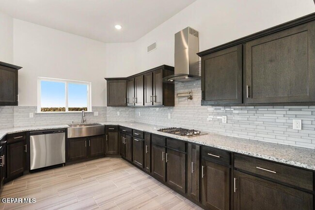 Foto del edificio - 15128 Ambition Ave