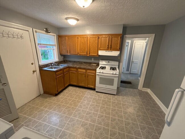 Foto del edificio - Cozy 4-Bedroom 1 Bath Home  in Peaceful Lo...