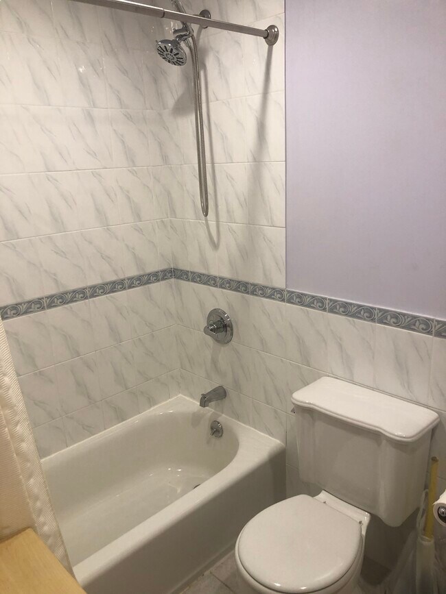 Baño - 66 Luyster St