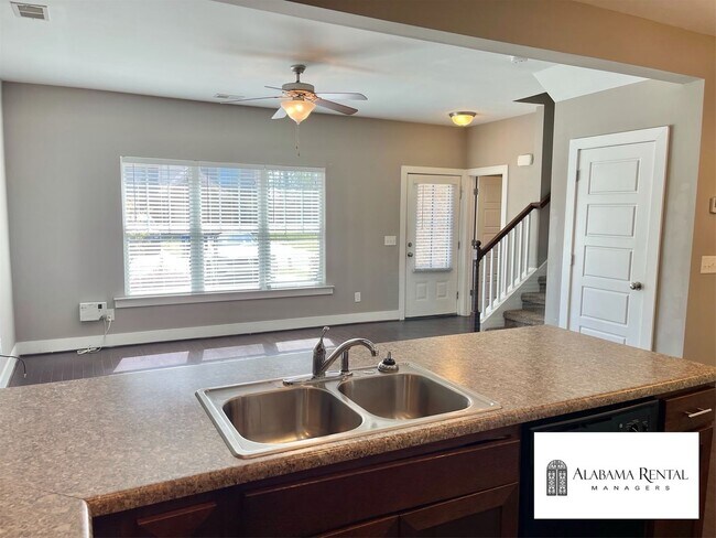 Foto del edificio - Townhome for rent in Chelsea!  Available to View Now!!!