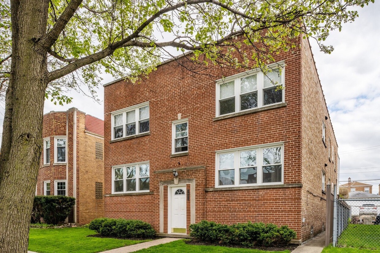Foto principal - 2821 W Summerdale Ave