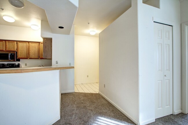 Foto del edificio - Ready now Plum Creek condo close to downto...