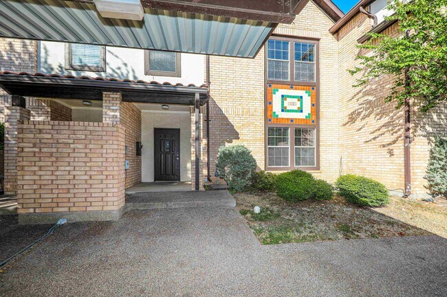 Building Photo - 2445 Monarch Dr
