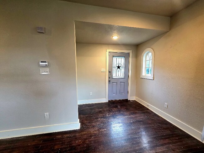 Building Photo - 1211 W Agarita Ave