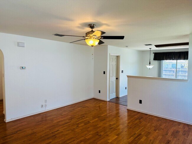 Building Photo - Charming Home in Wildhorse Subdivision!