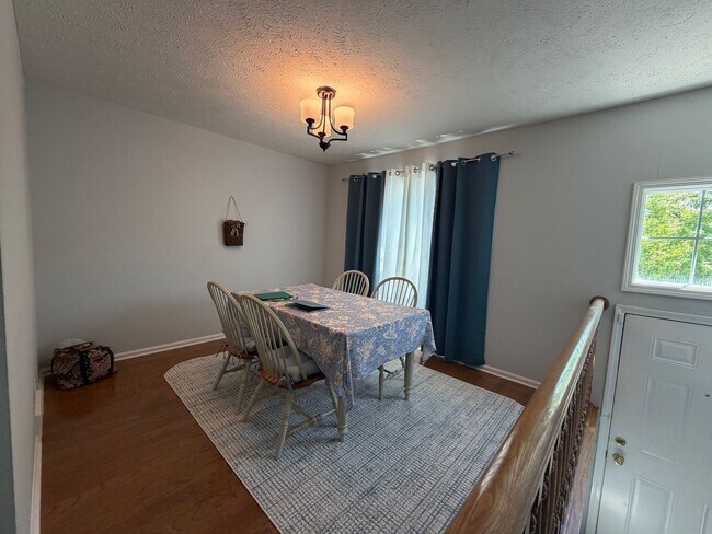 Foto del edificio - 8325 Beacon Pl
