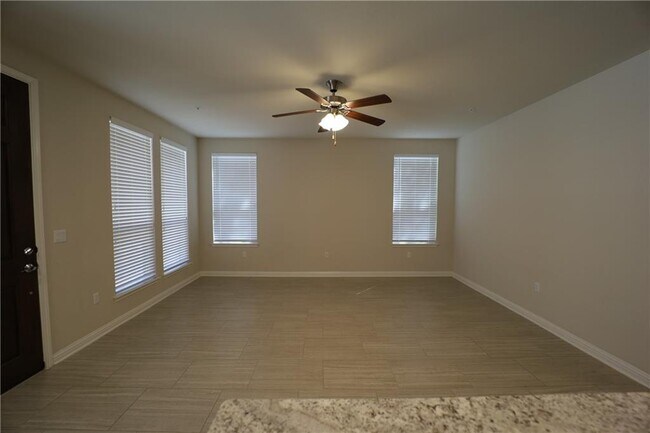 Foto del edificio - 13800 Lyndhurst St