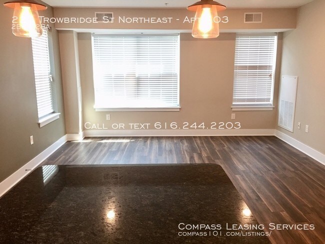 Foto del edificio - 221 Trowbridge St NE