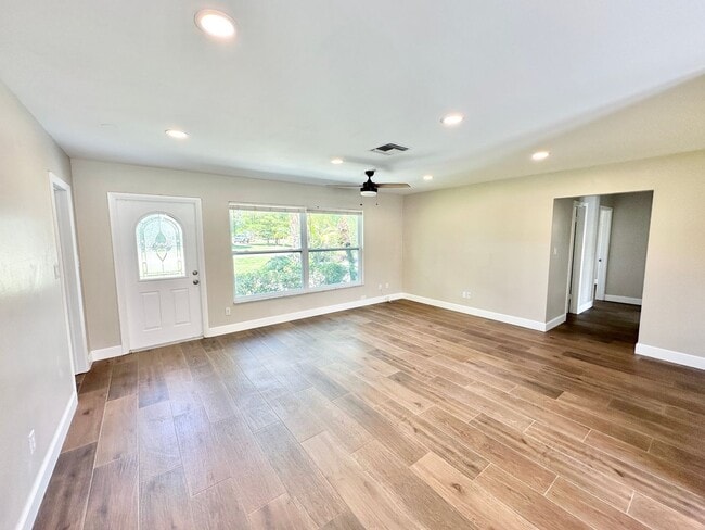 Building Photo - ** CENTRAL NAPLES **4 BED / 2 BATH ** POOL**PETS OK**ANNUAL RENTAL**