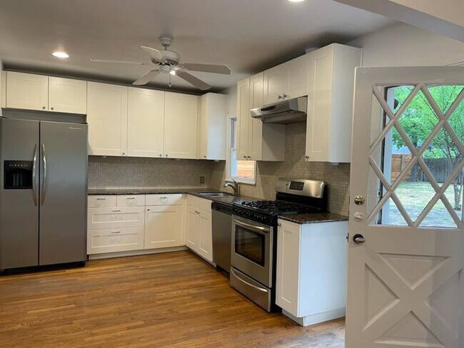 Foto del edificio - 6106 Bull Creek Rd