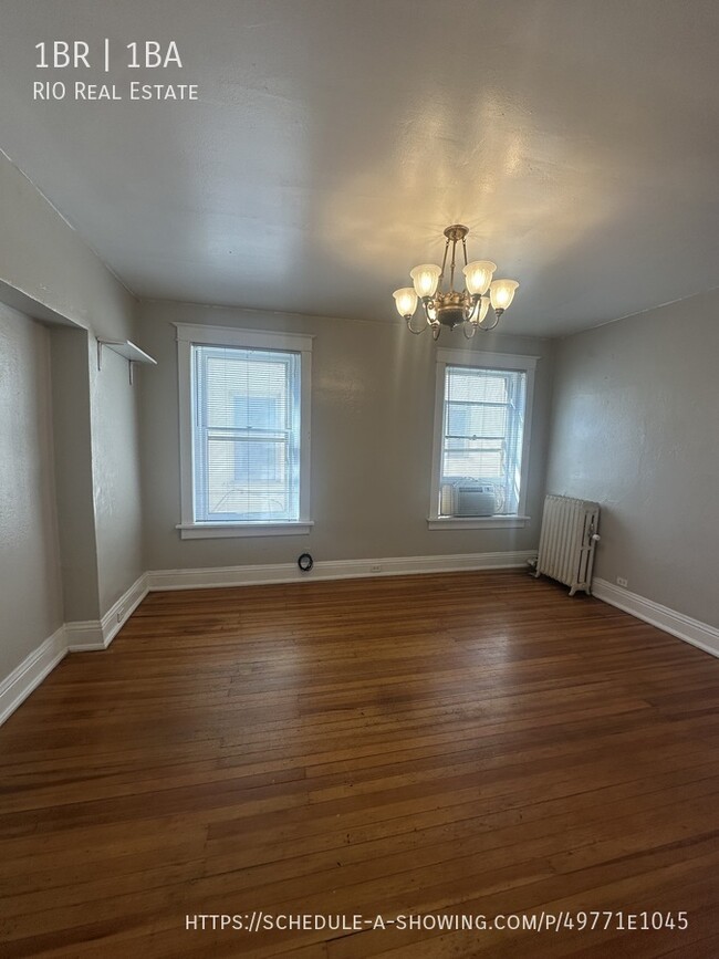 Building Photo - Beautiful Vintage Apartment One Block from...