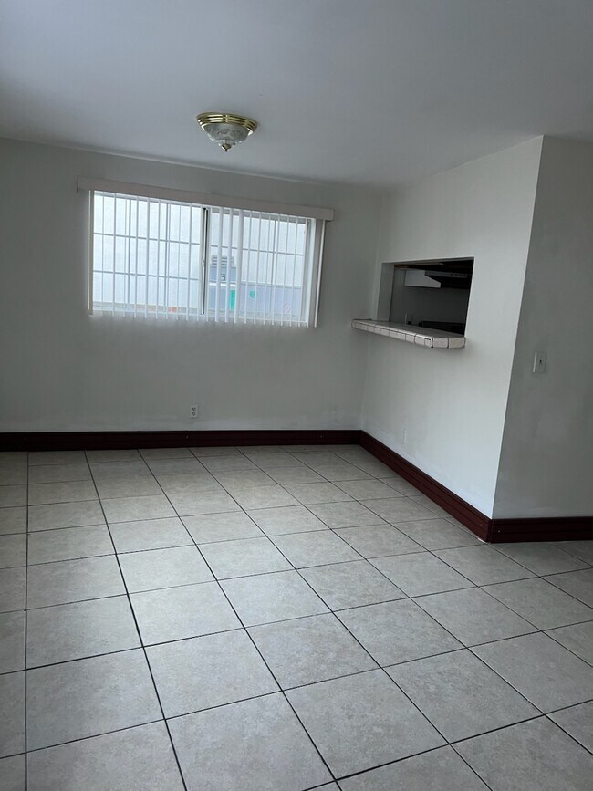 Foto del edificio - 2434 Riverside Pl