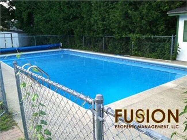 Foto del edificio - Spacious 3-Bedroom Home with POOL, Garage & Fenced Yard – New North End