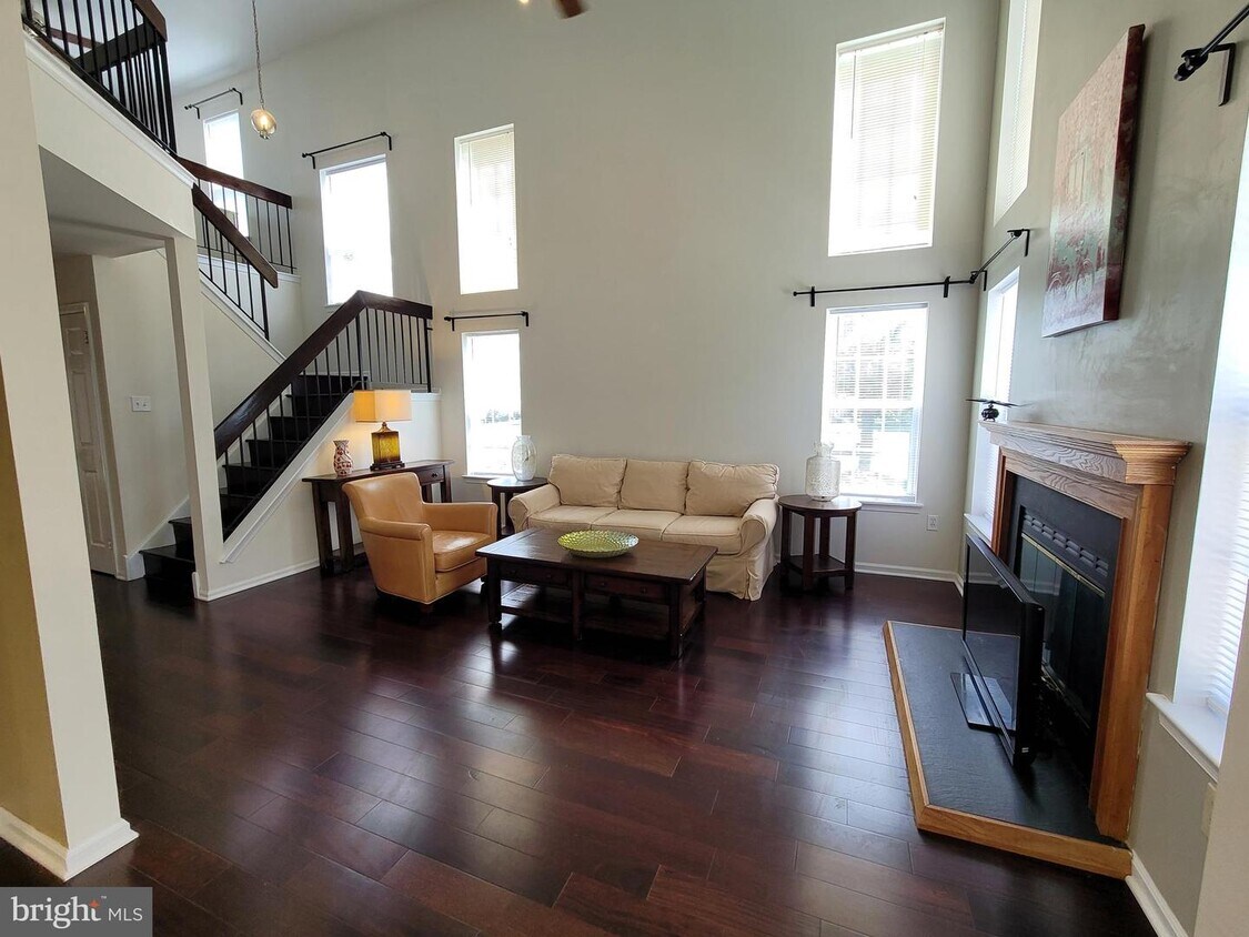 Primary Photo - 41 Honey Locust Ln