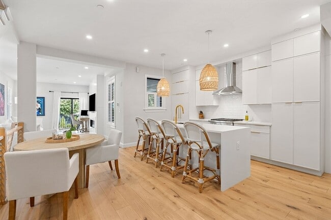 Building Photo - 722 E 5th St