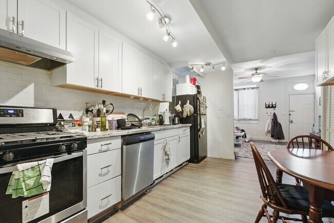 Foto del edificio - 4 bed, 1.5 bath Southside Flats Apartment!