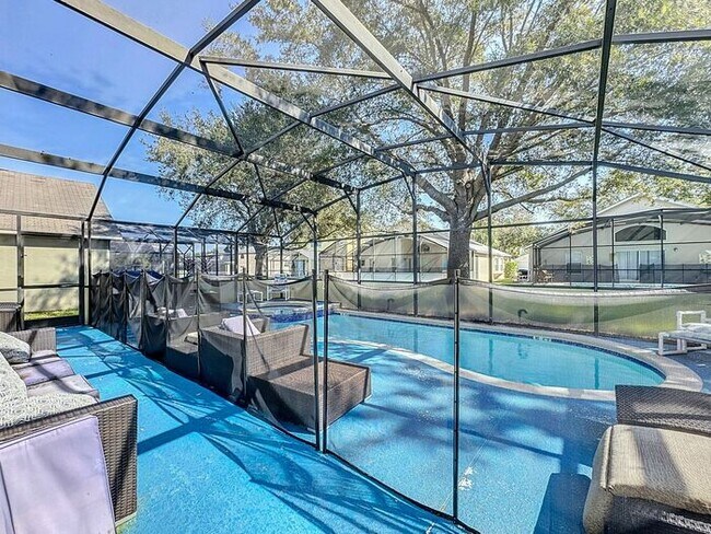 Foto del edificio - STUNNING Emerald Island Resort 5 bedroom 4.5 bath Luxury Home FULLY FURNISHED! 3 miles from Disney!