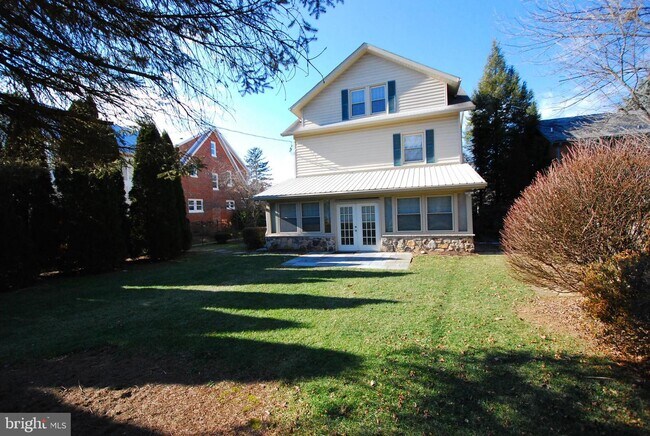 Building Photo - 316 W College Terrace
