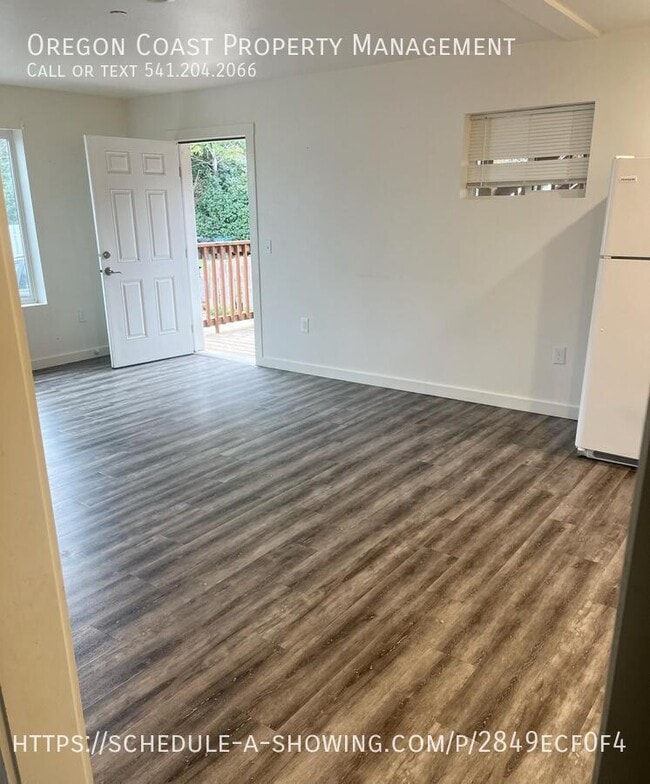 Building Photo - 170 SW Strawberry Ln