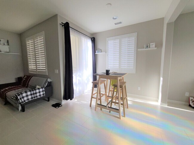Building Photo - Spacious Oceanside Townhome in Gated Commu...