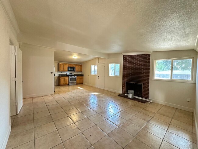 Foto del edificio - Coming Soon! West Sac Three Bedroom Home