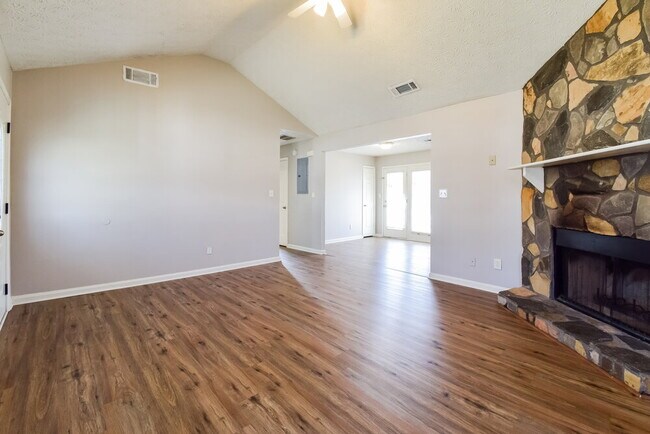 Foto del edificio - 5215 Austin Pl