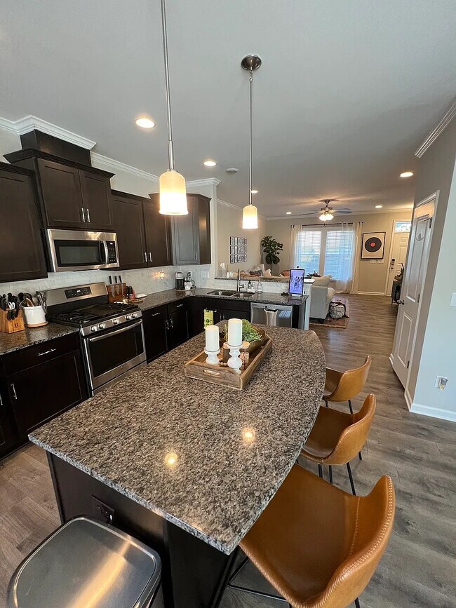 Foto del edificio - Room in Townhome on Perry Creek Rd
