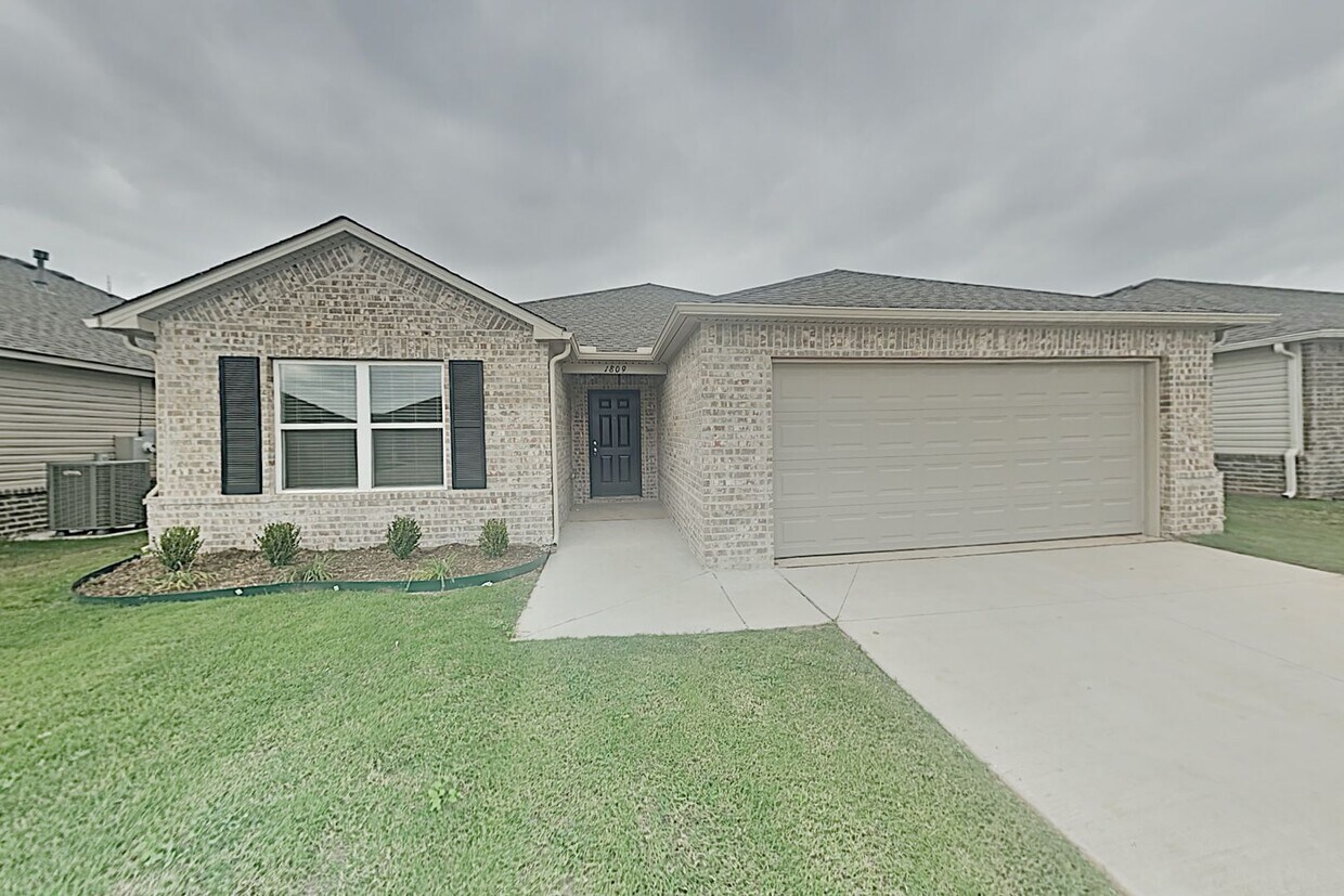 Primary Photo - Very Nice 4 Bedroom 2 Bath Home in Yukon S...