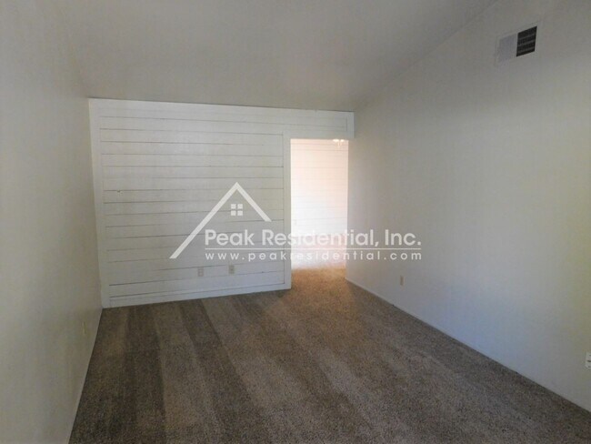Foto del edificio - Spacious 2bd/2ba Foothill Farms Duplex wit...