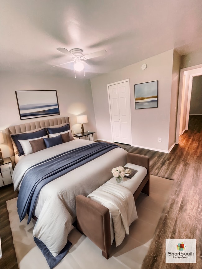 Building Photo - 2 bed 1 bath Duplex Ready for Immediate move in.