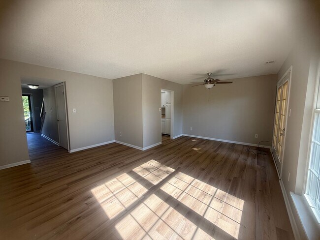 Building Photo - Winsdor Oaks West