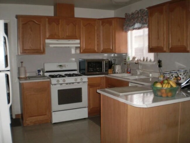 Building Photo - Beautifully Remodeled 5bd Single Story House