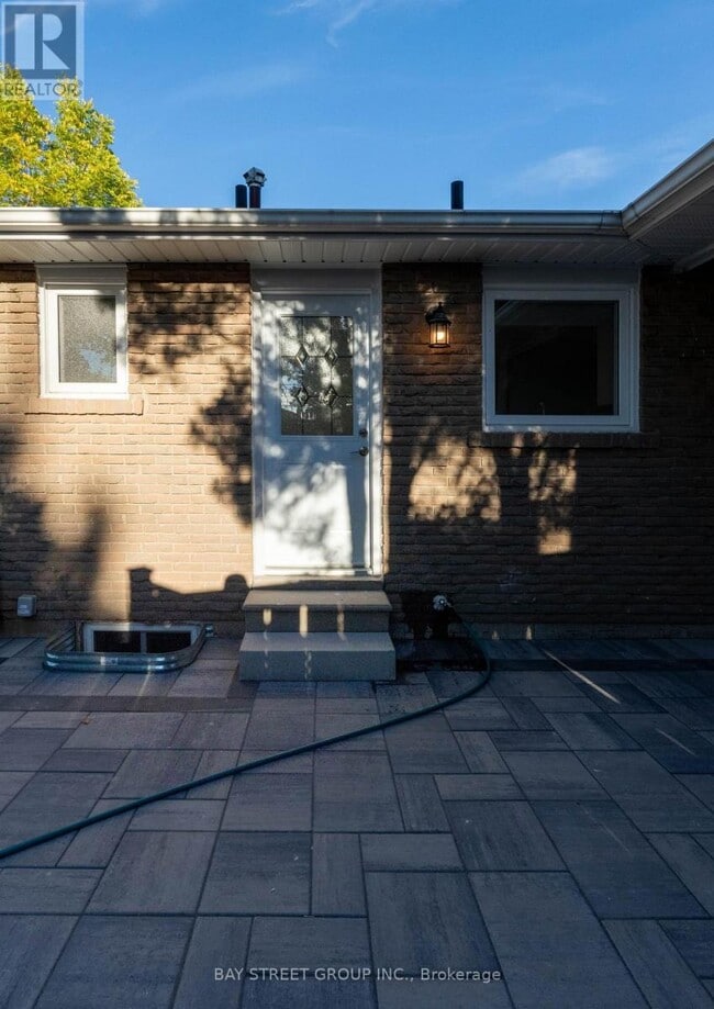 Building Photo - 2662 Kinnerton Crescent