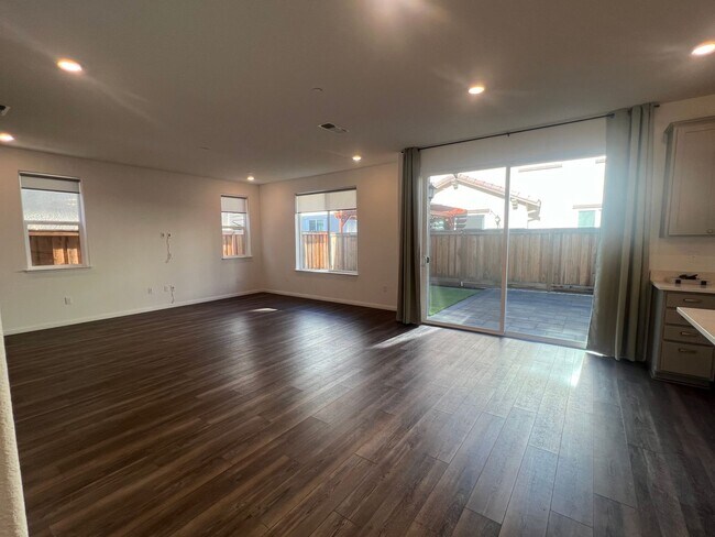 Building Photo - Stunning 4 bedroom 3 full bath House +Loft...