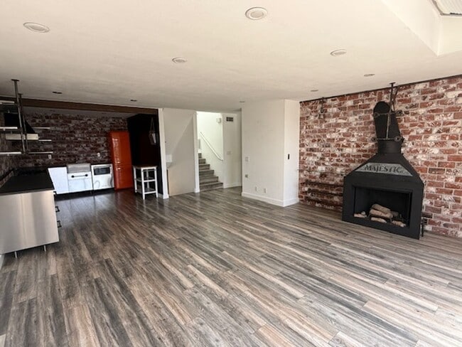 Building Photo - Unique Condo in Huntington Harbor