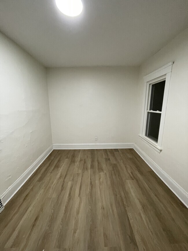 Foto del edificio - 1159 E 112th St