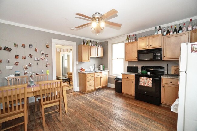 Building Photo - PRE LEASE August 2025 Awesome 5 Bed/ 2 Ful...