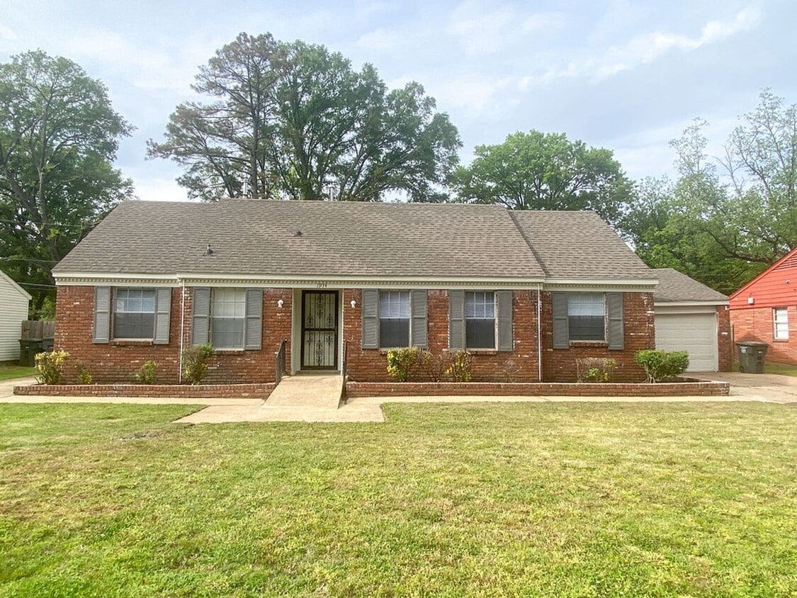 Large 3 bed, 2 bath home near Raines and I... - Large 3 bed, 2 bath home near Raines and I...
