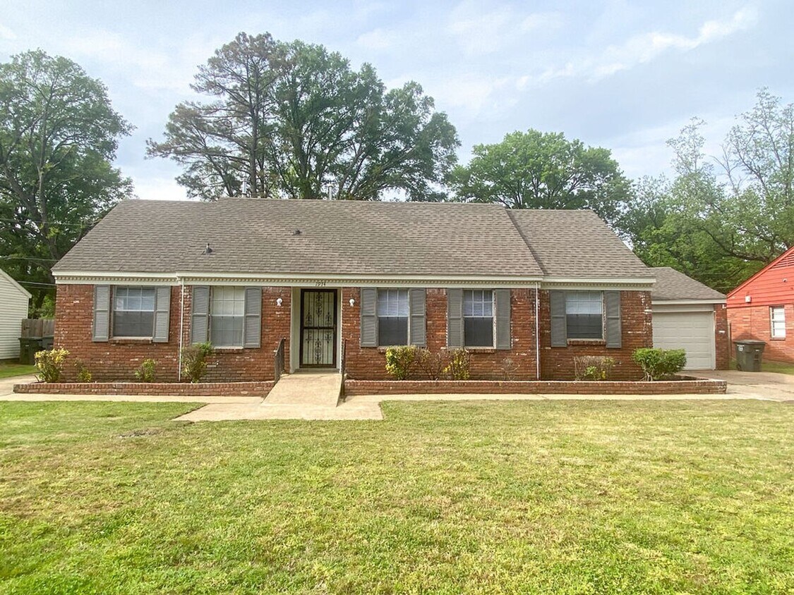 Primary Photo - Large 3 bed, 2 bath home near Raines and I...