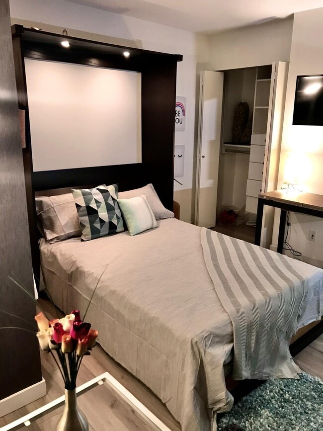 MURPHY BED - 939 Expo Blvd