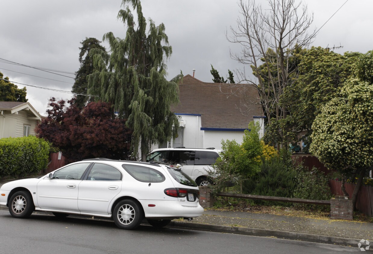 Foto del edificio - 421-423A Meek Ave