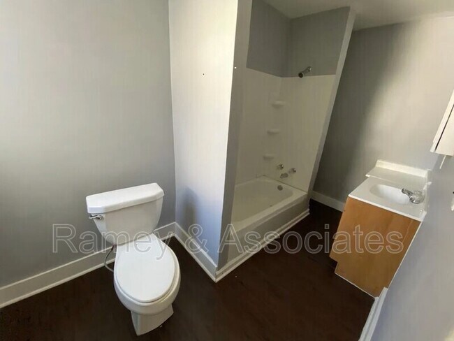 Foto del edificio - 2702 W Jefferson St