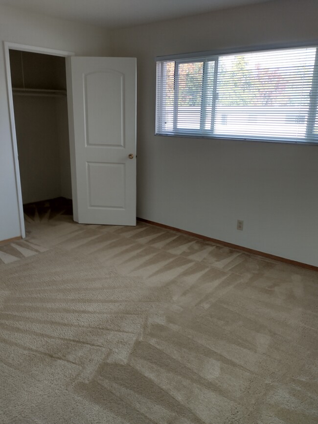 Bedroom w/walk-in closet - 1100 Ranchero Way