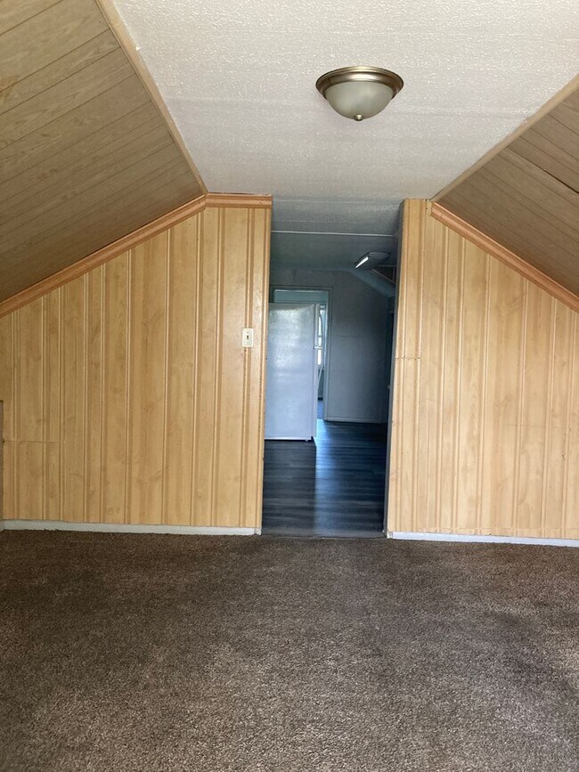Building Photo - Cute Two bedroom upper apartment