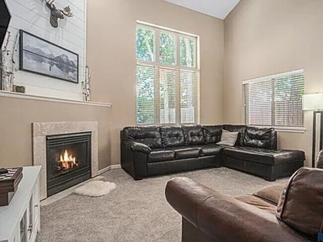 Foto del edificio - Charming 3-Bedroom Twin Home — 904?E?Jane?...