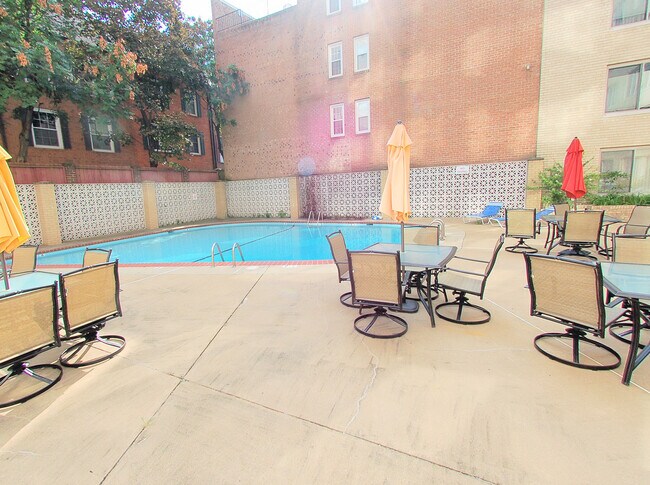 Building Photo - 922 24th St NW