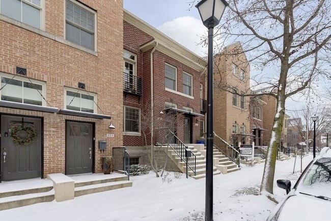 Building Photo - 2 Bed 2 Bath Lockerbie Townhome Steps From...