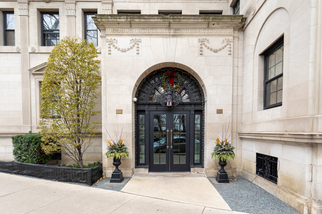 Primary Photo - 2608 N Lakeview Ave