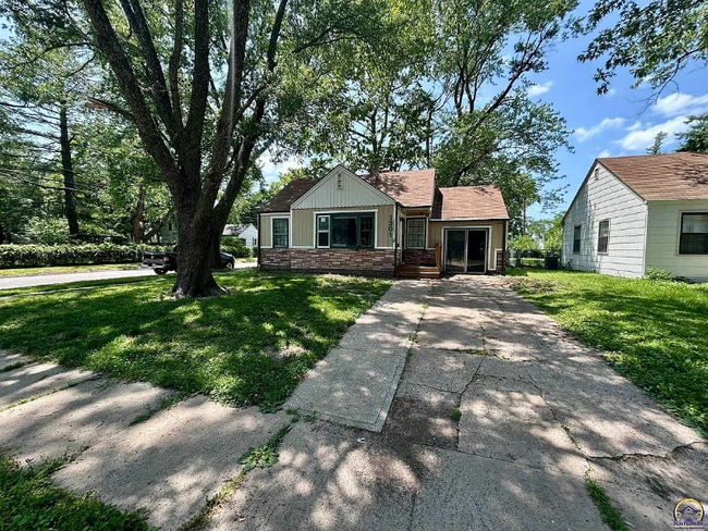 Building Photo - 1301 NE Arter Ave