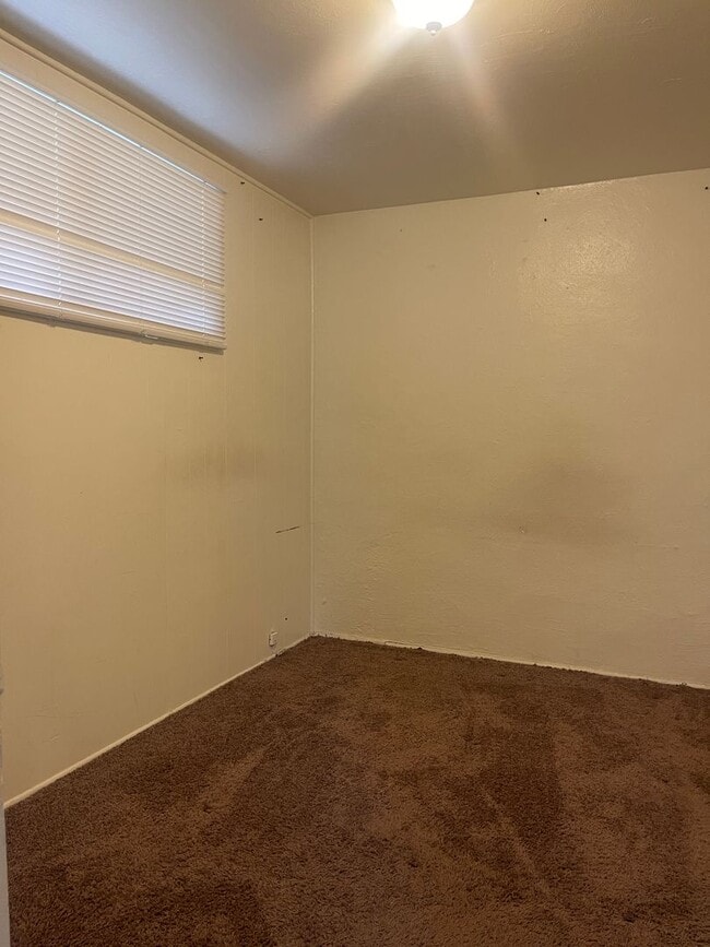 Building Photo - Two Bedroom in Golden in a Quiet Complex